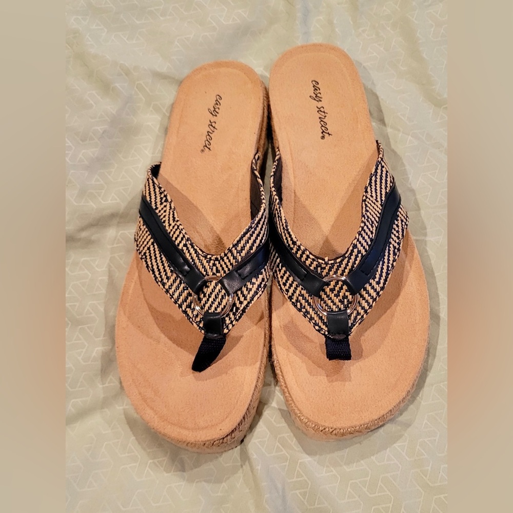 Easy Street Tan and Blue Women’s Slip On Thong Sandals 8.5 NARROW